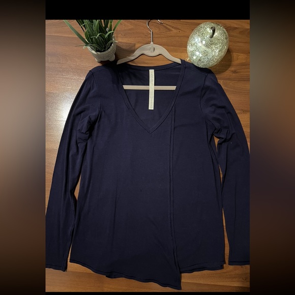 🍋Gorgeous Lululemon Navy Blue Long Sleeve Top. - Picture 4 of 4